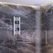 GRZEJNIK ŁAZIENKOWY BIAŁY DRABINKOWY 30x80 cm KALORYFER MONTAŻ 180 BRENO Granitan – ujęcie z bliska / detal