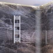 GRZEJNIK ŁAZIENKOWY BIAŁY DRABINKOWY 30x120 cm KALORYFER MONTAŻ 180 BRENO Granitan – aranżacja / widok z boku