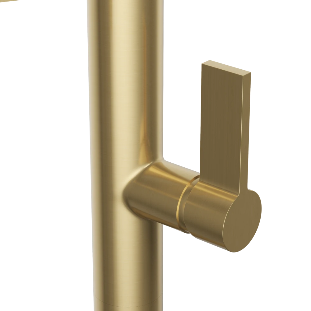 Bateria kuchenna spiralna wyciągana wylewka wysoka brushed gold kran Elara Granitan – ujęcie z bliska / detal