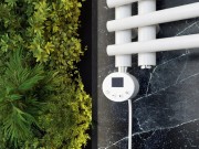 GRZAŁKA ELEKTRYCZNA DO GRZEJNIKA KALORYFERA BIAŁA EKRAN LCD 600W Granitan – ujęcie z bliska / detal