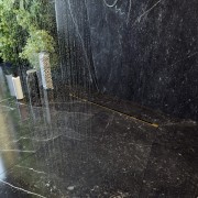 ODPŁYW LINIOWY POD PŁYTKĘ 70 cm STAL SYFON PRYSZNIC BRODZIK LUNO ZŁOTY Granitan – ujęcie z bliska / detal