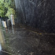 ODPŁYW LINIOWY POD PŁYTKĘ 60 cm STAL SYFON PRYSZNIC BRODZIK LUNO ZŁOTY Granitan – ujęcie z bliska / detal