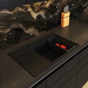 Zlew granitowy PYRAMIS CAMEA 79x50 Volcano czarny mat prawy + gratis Granitan – ujęcie z bliska / detal