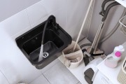 Zestaw- zlew gospodarczy PARON czarny nakrapiany z syfonem chrom, GRADO PLUS czarna Granitan – ujęcie z bliska / detal