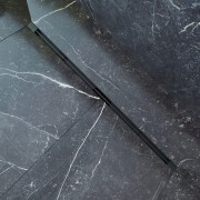 ODPŁYW LINIOWY POD PŁYTKĘ 80 cm STAL SYFON PRYSZNIC BRODZIK LUNO CZARNY Granitan – ujęcie z bliska / detal