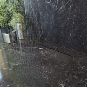 ODPŁYW LINIOWY POD PŁYTKĘ 80 cm STAL SYFON PRYSZNIC BRODZIK LUNO CZARNY Granitan – aranżacja / widok z boku