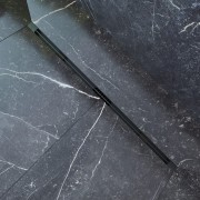 ODPŁYW LINIOWY POD PŁYTKĘ 100 cm STAL SYFON PRYSZNIC BRODZIK LUNO CZARNY Granitan – aranżacja / widok z boku