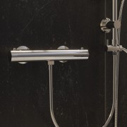 BATERIA TERMOSTATYCZNA PRYSZNICOWA NATRYSKOWA SREBRNA KRAN ŁAZIENKA RIPON Granitan – aranżacja / widok z boku